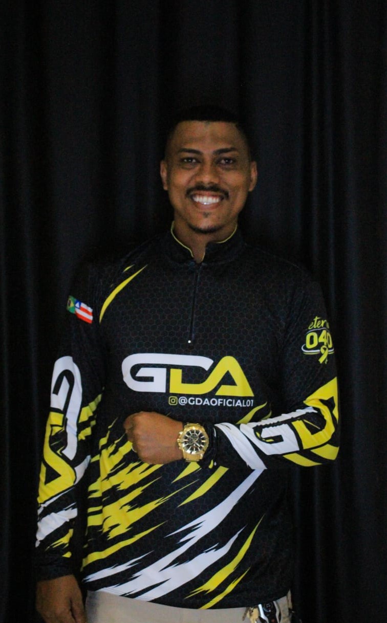 Camisa Oficial de Piloto GDA — modelo mostrando o relógio