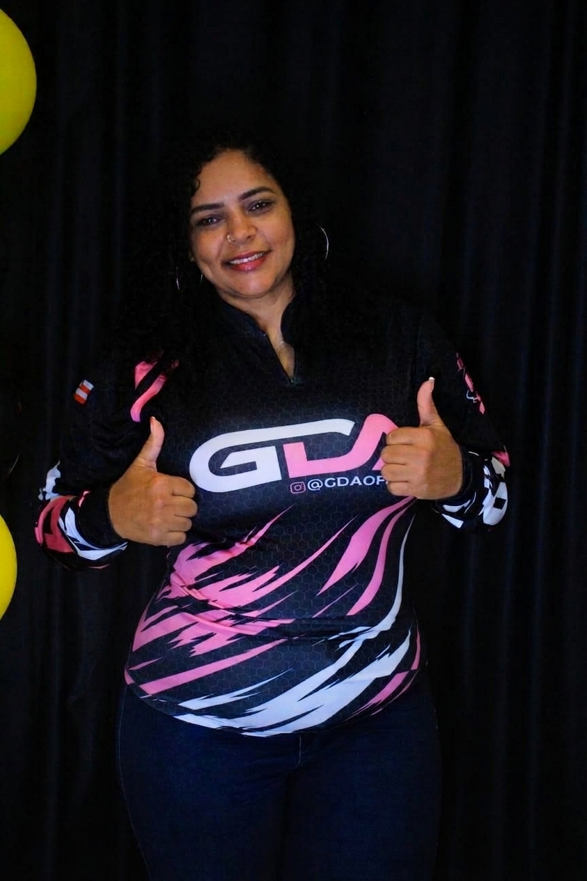 Camisa Oficial de Piloto GDA — modelo feminina