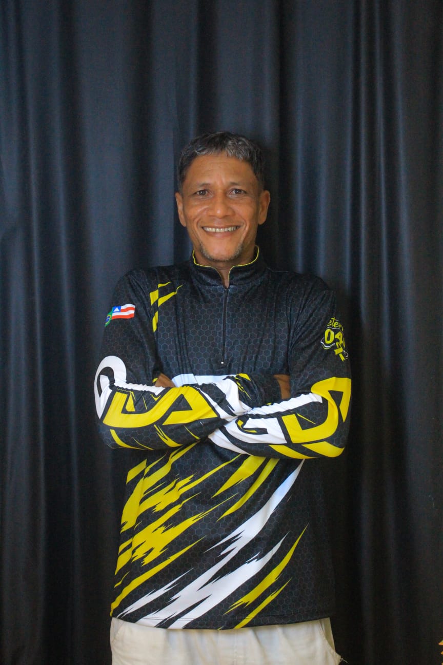 Camisa Oficial de Piloto GDA — modelo braços cruzados